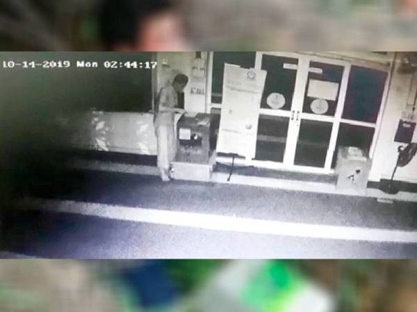 Perbuatan suspek berjaya dirakam melalui CCTV.