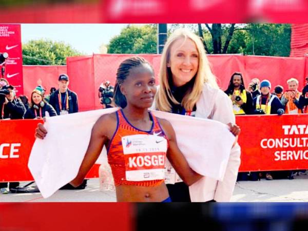 Radcliffe turut hadir mengucapkan tahniah kepada Kosgei pada acara maraton yang berlangsung di Chicago, Amerika Syarikat kelmarin. FOTO: AGENSI