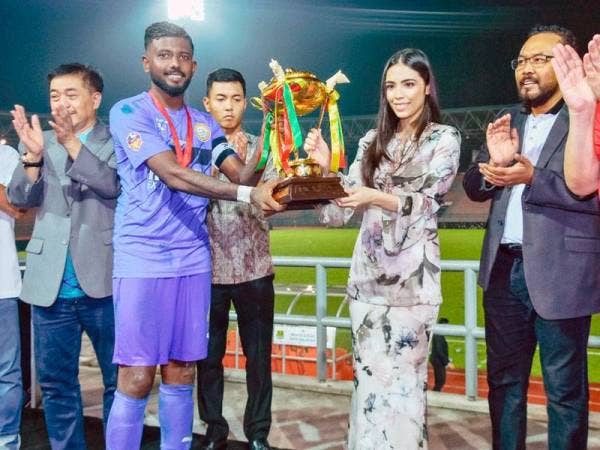 Kapten MISC, Satheskumar Vingkatasin menerima Piala Emas Raja-raja daripada anakanda Yang di-Pertuan Agong, Tengku Puteri Iman Afzan Al-Sultan Abdullah. Di kanan Presiden PBMM, Mohd. Firdaus Mohamed. - Foto PBMM