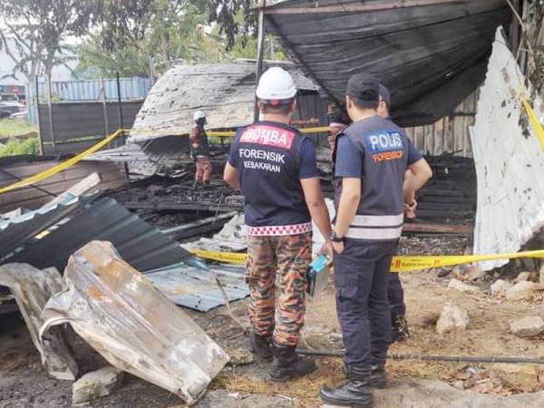 Anggota bomba melakukan pemeriksaan ke atas kabin yang terbakar hingga mengorbankan seorang mangsa, awal pagi tadi.
Foto: PIX IHSAN BOMBA