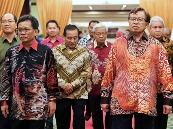 Mohd Shafie bersama Abang Johari ketika menghadiri majlis makan malam meraikan Ketua Menteri Sarawak dan rombongan hari ini. Foto: BERNAMA