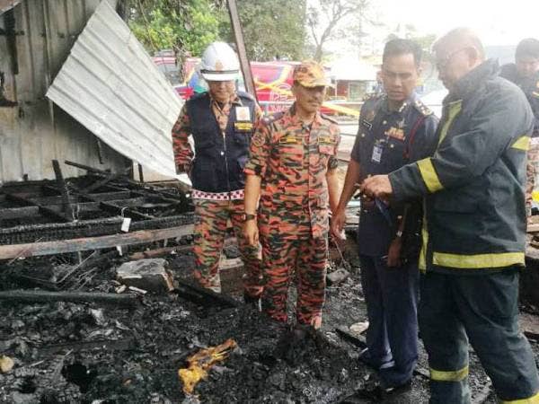 Ketua Balai Bomba dan Penyelamat Kuantan, Kamarul Bieza Mohamed Kassim (dua dari kanan) menerangkan sesuatu kepada Nor Hisham (tiga dari kanan) dan Ismail (dua dari kiri).