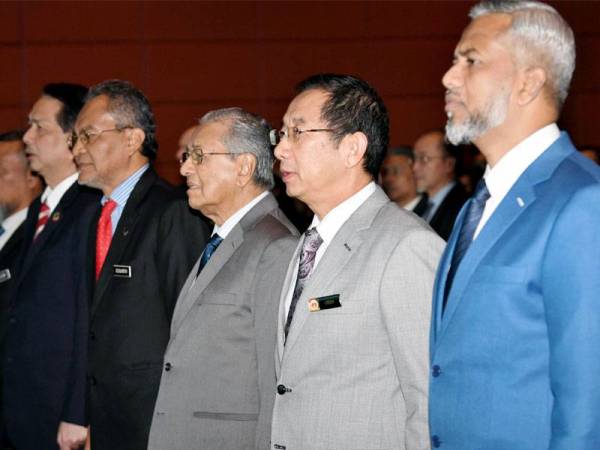 Perdana Menteri, Tun Dr Mahathir Mohamad (tiga dari kanan) pada Persidangan Peranti Perubatan Antarabangsa (IMDC) 2019 dan Ekspo Peranti Perubatan Malaysia (MYMEDEX) 2019 hari ini. Turut hadir Menteri Kesihatan Datuk Seri Dr Dzulkefly Ahmad (empat dari kanan). - Foto Bernama