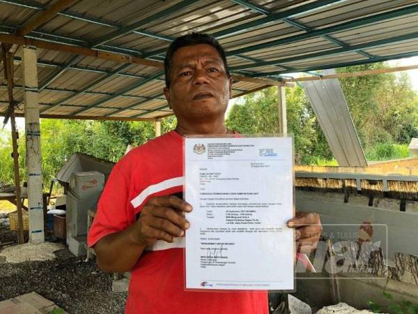 Ramlan menunjukkan surat permohonan lesen yang pernah dimohon.