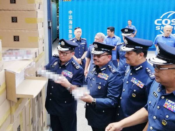 Jutaan batang rokok putih yang dirampas dalam operasi di Pelabuhan Utara, Pelabuhan Klang Jumaat lalu.