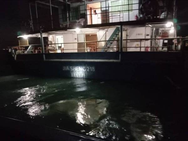 Salah sebuah kapal yang ditahan pada kedudukan lebih kurang 4.6 batu nautika Barat Daya Tanjung Keling tengah malam tadi.