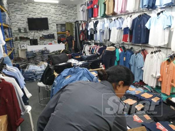 Antara pakaian ciplak yang dirampas selepas dikesan dijual pemborong warga Bangladesh.