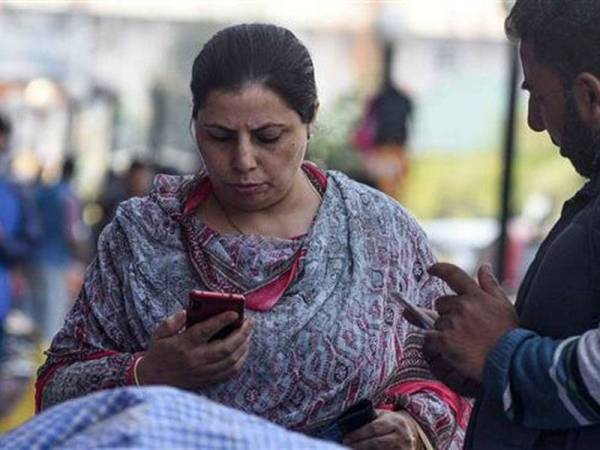 Penduduk Kashmir menggunakan telefon bimbit miliknya selepas talian komunikasi dipulihkan semalam. - Foto AGENSI