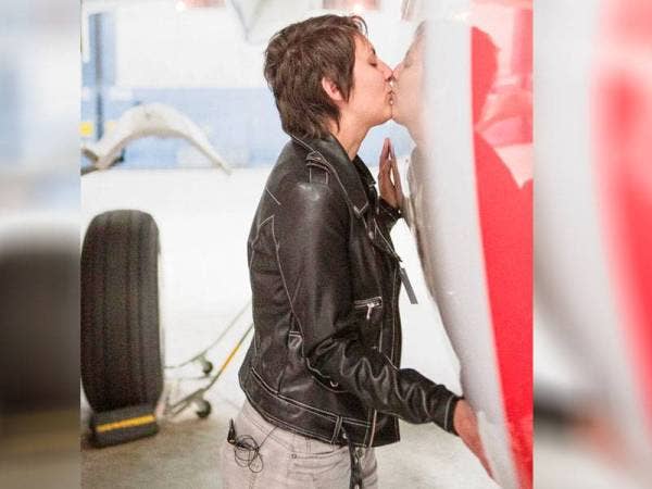 Kobke jatuh cinta pandang pertama setelah menaiki sebuah pesawat Boeing 737-800. - Foto: Kseniia Posadskova / Barcroft Media