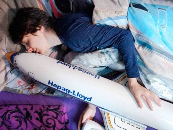 Michele Kobke memiliki model pesawat Boeing 737-800 di rumahnya. - Foto: Marcus Hessenberg / Barcroft Media