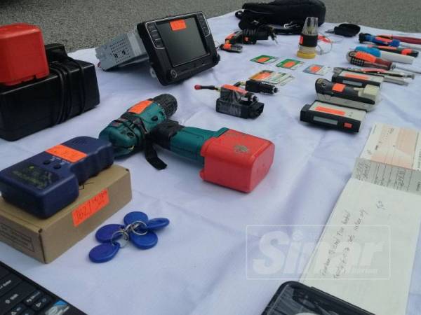 Antara peralatan yang dipercayai diguna suspek untuk kegiatan mencuri kenderaan.