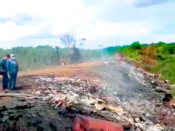 Sisa sampah dari industri dan sisa domestik dibuang dan dibakar di kawasan terbabit.