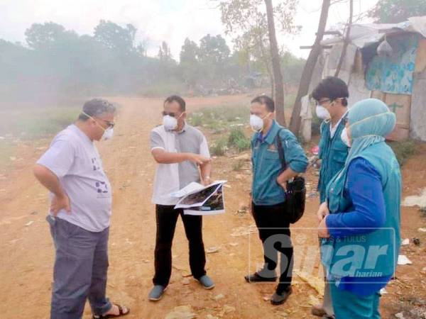 Andansura (dua dari kiri) bersama pegawai wakil penduduk dan pegawai JAS ketika meninjau tapak pelupusan sampah haram yang dikesan di kawasan perindustrian di Gebeng semalam.