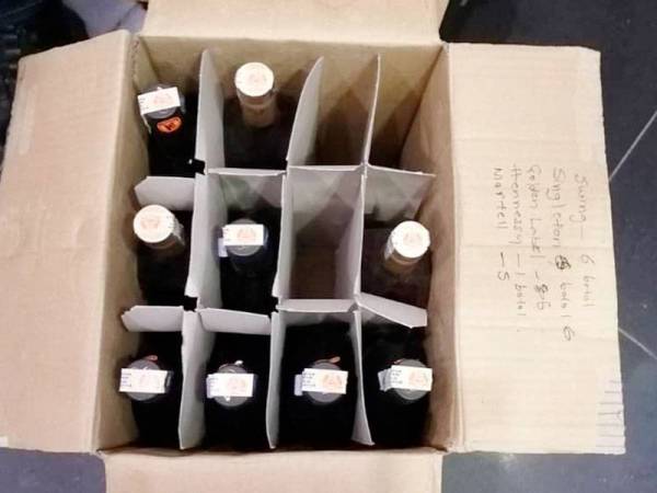 Antara minuman keras yang dirampas dalam operasi Ops Noda di sebuah pusat hiburan di Pandan Perdana, Ampang tengah malam tadi.