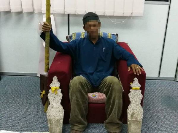 Lelaki ini ditahan di Surau Taman Rimba Bukit Bauk, di sini, kerana dipercayai mengamalkan ritual aneh yang meragukan dan menghias surau berkenaan umpama istananya.