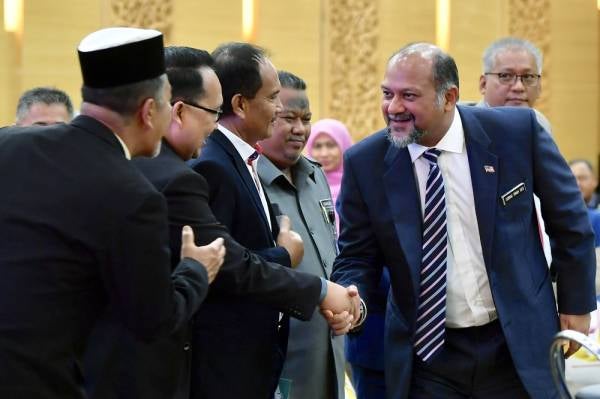 Gobind bersalaman dengan warga kerja Kementeriannya pada majlis Town Hall Kertas Putih Pertahanan dan Maqasid Syariah Peringkat Kementerian Komunikasi dan Multimedia (KKMM) di KKMM hari ini. -Foto Bernama