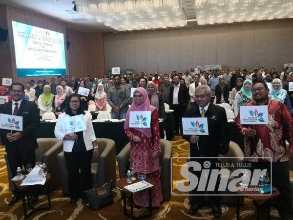 Norlin (depan, dua dari kanan) dan Sharifah Zakiah (dua dari kiri) bersama peserta Persidangan Alam Sekitar.