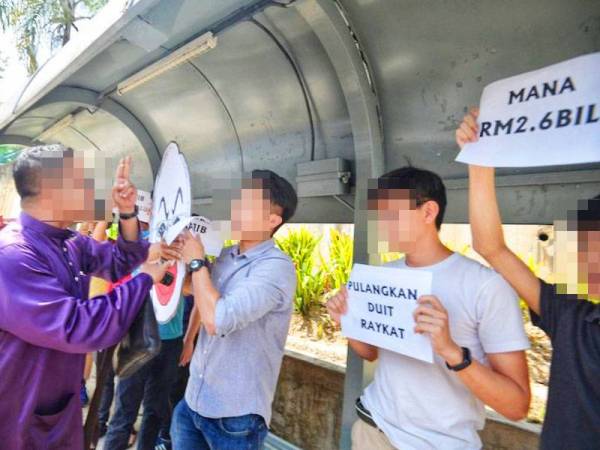 Yan Le juga antara individu yang menimbulkan kekecohan semasa kedatangan mantan Perdana Menteri Datuk Seri Najib Tun Razak di restoran Amjal.