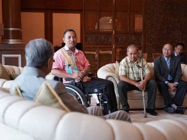 Gambar pertemuan yang dikongsikan di laman Twitter Chedet.