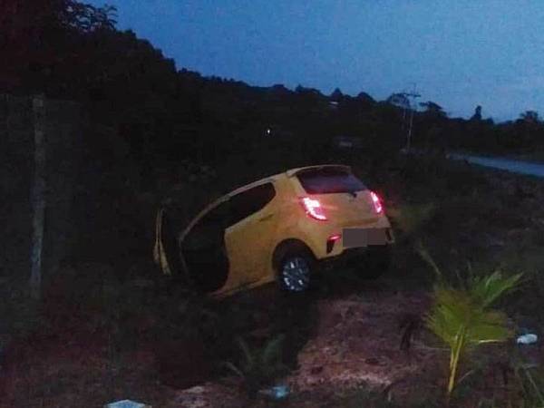 Kereta yang dipandu mangsa dipercayai terbabas ke sebelah kiri jalan sebelum terjunam ke dalam parit. - Foto Astro Awani