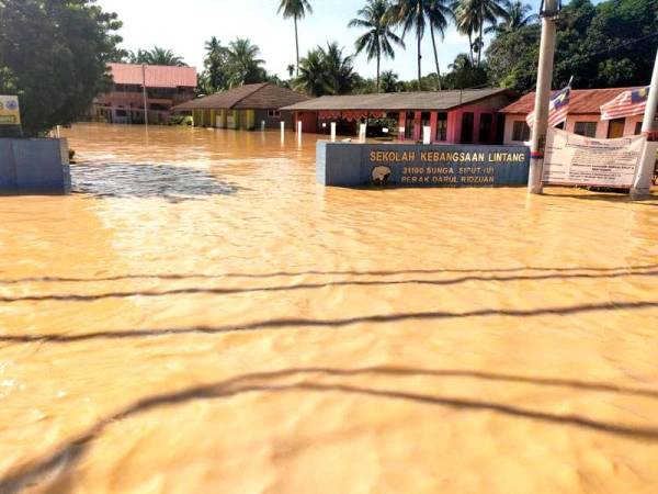 Keadaan banjir yang sempat dirakam pagi tadi menunjukkan paras air naik hingga mencecah 1.5 meter.