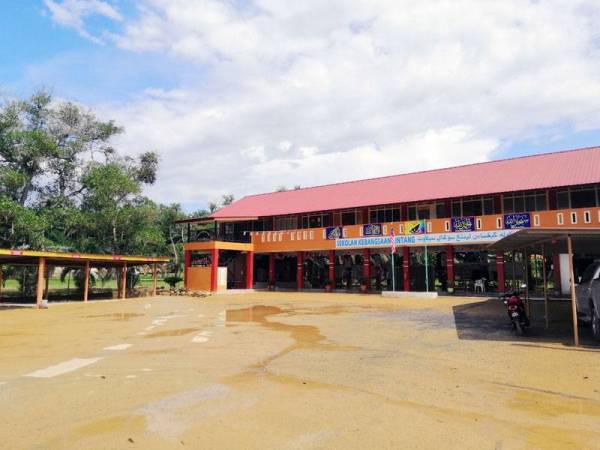 Kesan lumpur memenuhi kawasan pekarangan sekolah selepas banjir melanda kawasan SK Lintang, hari ini.