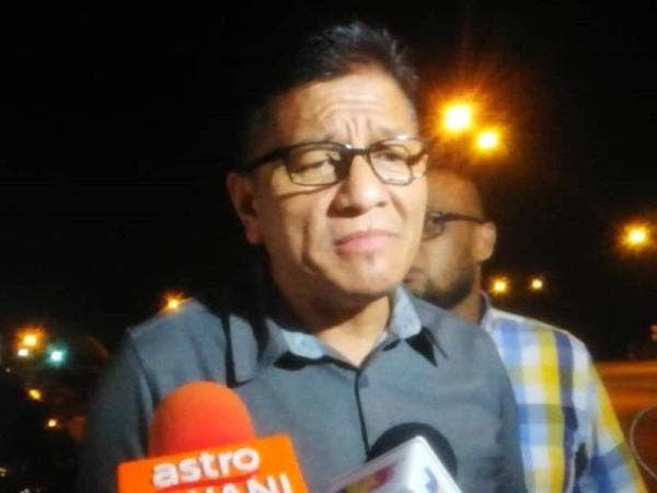 Norhizam ketika sidang akhbar di luar pekarangan Seri Negeri, Ayer Keroh di sini tadi.