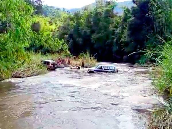 Kenderaan penduduk orang asli terkandas di tengah sungai.