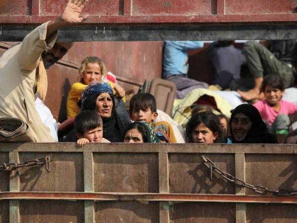 Orang awam Kurdish meninggalkan bandar Kobani di sempadan Turki selepas Ankara meningkatkan operasi ketenteraan mereka. 