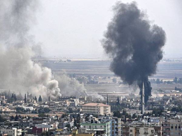 Asap tebal memenuhi ruang udara bandar Ras al-Ain yang dibedil pada hari kelapan Peace Spring Operation tersebut. 