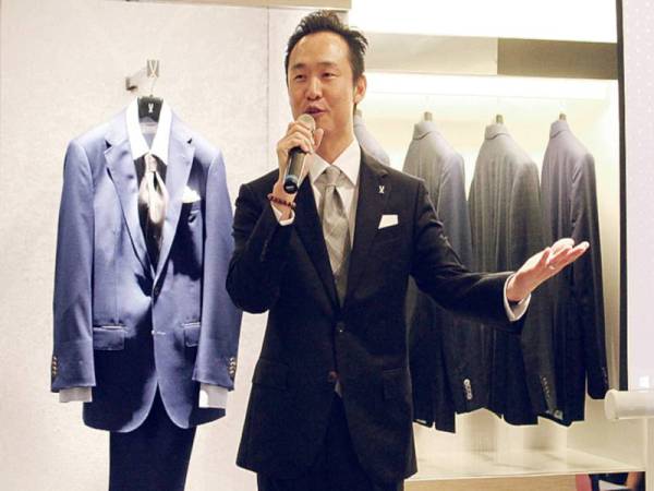 KETUA Pegawai Eksekutif Wardrobe Malaysia, Lim Fang Heng, pihaknya menyifatkan rekaan pakaian itu bakal menjadi keperluan ikonik yang harus dimiliki oleh setiap lelaki untuk memenuhi cita rasa fesyen mereka.