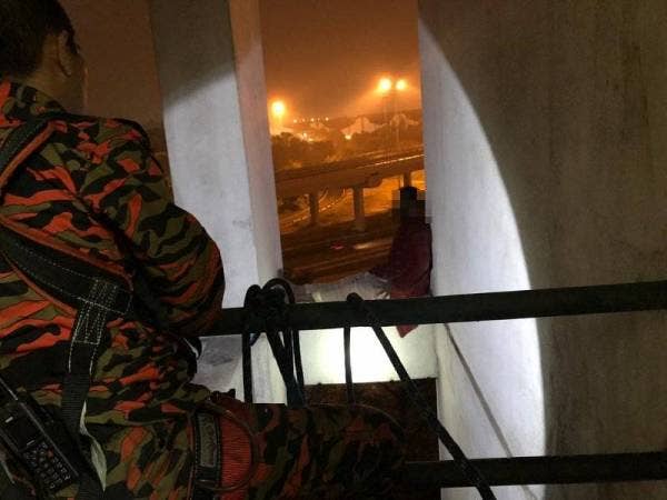 Anggota JBPM menggunakan kaedah memujuk mangsa yang cuba untuk terjun dari tingat lima bangunan tersebut. - Foto ihsan JBPM Zon Klang