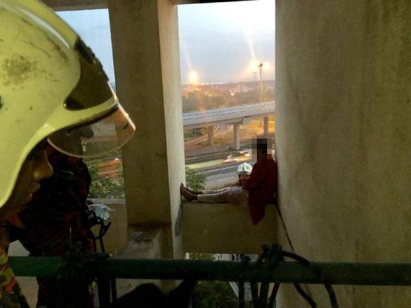 Mangsa yang dipercayai mengalami masalah mental selepas putus cinta cuba untuk terjun dari tingkat lima bangunan berkenaan. - Foto ihsan JBPM Zon Klang