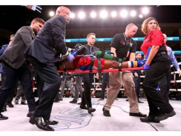 Day dibawa ke haspital selepas tumpas pada pusingan ke-10 bertarung dengan Charles Conwell. - FOTO AFP