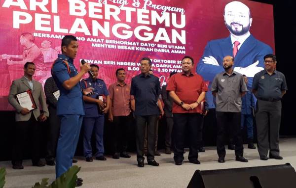 Mukhriz (dua dari kanan) mendengar penerangan dari Pengarah APM Kedah, Leftenan Kolonel (PA) Awang Askandar Ampuan Yaacub (kiri) tentang perjalanan sekumpulan pendaki dari pasukan APM Kedah yang berjaya mengibarkan jalur gemilang di puncak Annapurna, Nepal.