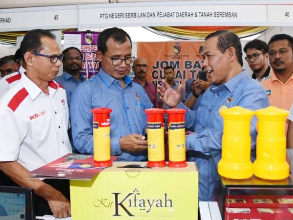 Aminuddin ketika melawat sekitar booth niaga sekitar NS Fest 2019 di Dataran Nilai hari ini.