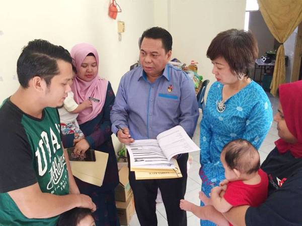 Mohammad Hapil (tengah) memberikan maklumat berkenaan bantuan JKM.