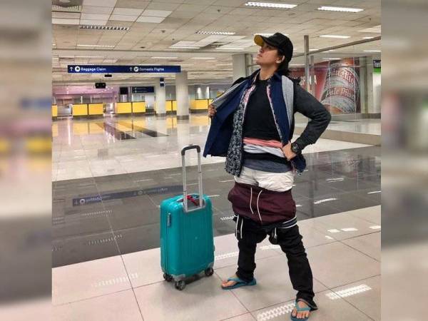 Gel Rodriguez memakai pakaian seberat 2.5 kilogram untuk mengurangkan berat bagasinya.