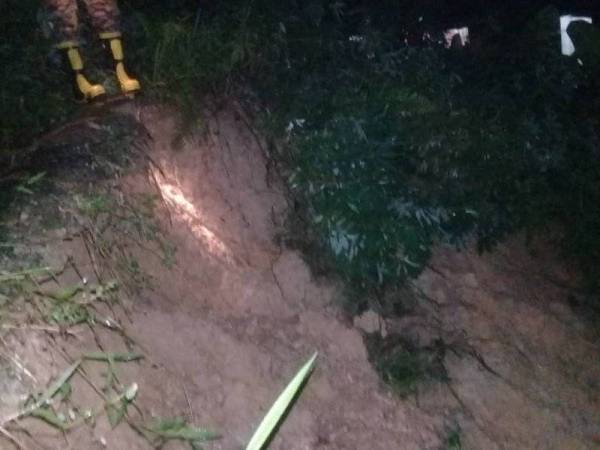 Anggota bomba melakukan pemeriksaan di kawasan lereng belakang Apartment Dahlia yang runtuh malam tadi.