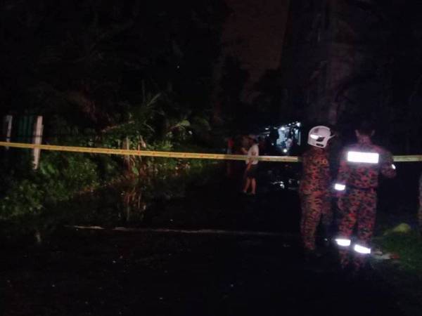 Anggota bomba melakukan pemeriksaan di kawasan lereng belakang Apartment Dahlia yang runtuh malam tadi.