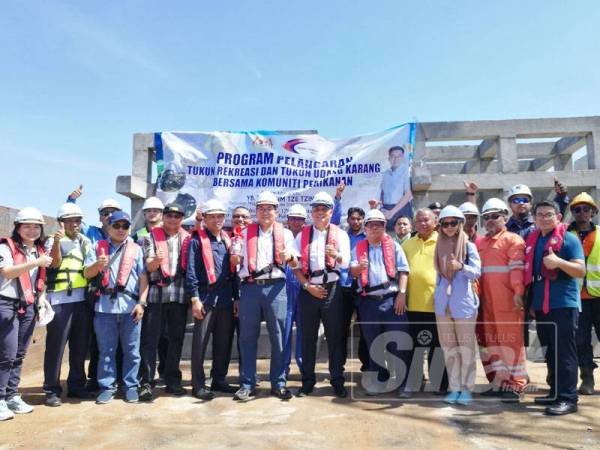 Merakam kenangan sebelum melancarkan tukun-tukun di Pulau Lima, kelmarin.
