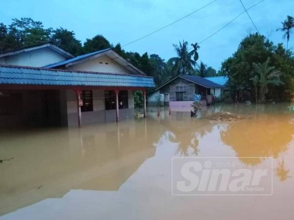 Keadaan banjir di Kampung Sungai Klah Baru, Sungkai.