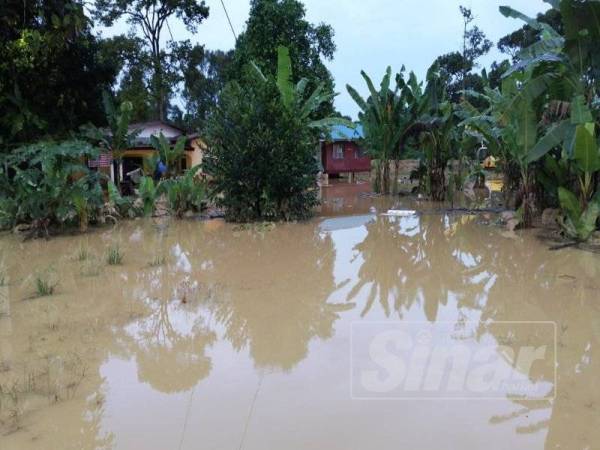 Keadaan banjir di Kampung Sungai Klah Baru, Sungkai.
