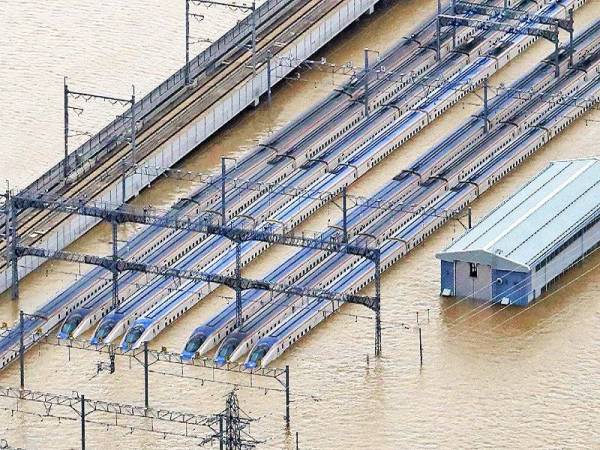 Gambar dari udara menunjukkan kereta api laju Jepun atau Shinkansen ditenggelami banjir di Nagano selepas wilayah itu dibadai Taufan Hagibis pada Sabtu lalu.