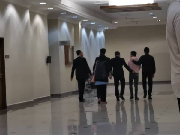 Tertuduh diiringi pegawai SPRM keluar dari mahkamah selepai selesai sebutan kesnya, hari ini