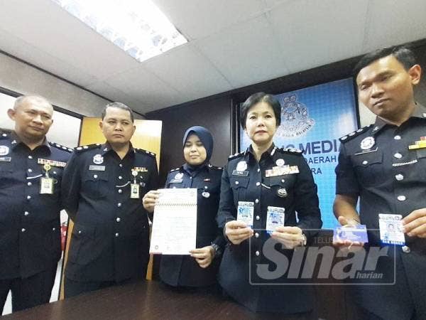 Nurulhuda (dua dari kanan) menunjukkan barang yang dirampas susulan penahanan suspek.