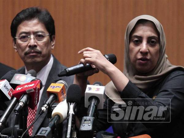Azam dan Latheefa pada sidang media di Ibu Pejabat SPRM di sini hari ini. - FOTO ZAHID IZZANI