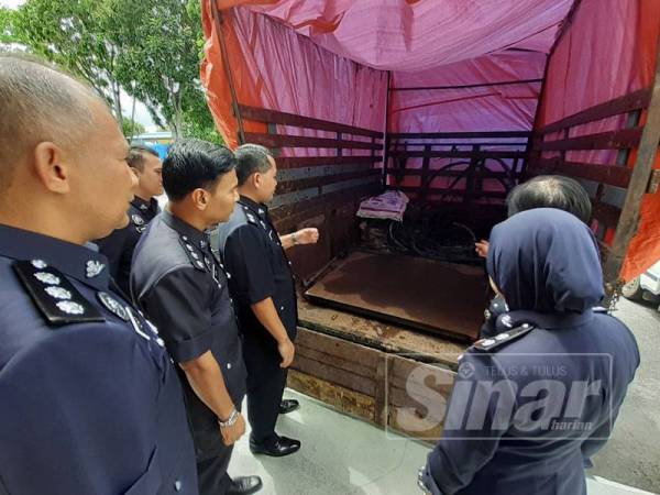 Polis menunjukkan antara barangan dirampas petang semalam.