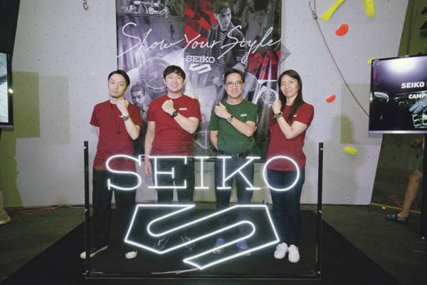 KETUA Jabatan Pusat Rekaan Seiko Watch Corporation, Junpei Matsue (kiri) bergambar bersama salah satu utas jam tangan Seiko 5 Sport.