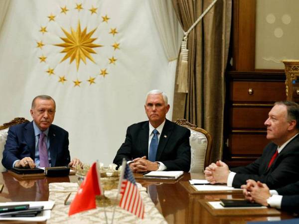 Erdogan (kiri) dan Pence (tengah) mengadakan pertemuan di Ankara semalam. - Foto Agensi